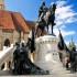 Kik a kolozsvári Mátyás szobor mellékalakjai?