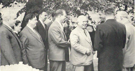 Balról jobbra: Molotov, Malenkov, Peruvkin, Hruscsov, Sepilov és Bulganyin Bohlent köszöntik. 