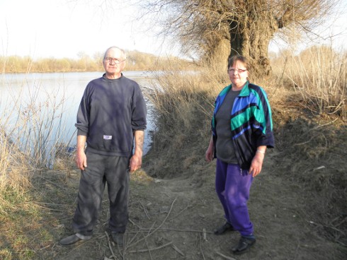 Bata Ilona és István a moholi Tisza-parton, az egykor vesztőhely közelében (Fotók: Csincsik Zsolt)