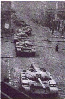 Budapest utcáin megjelennek a szovjet tankok.