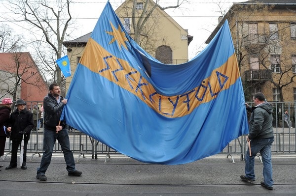 A székely autonómiatörekvéseket támogató tüntetés Románia budapesti nagykövetsége előtt.