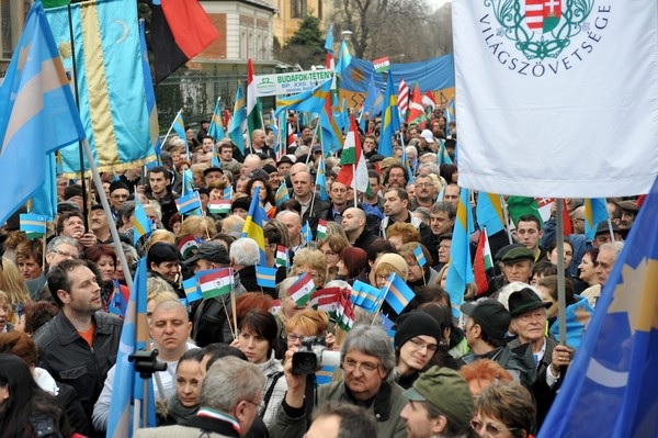 Több mint ezren gyűltek össze a budapesti tüntetésen