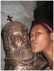 Afrikai nő és István király bronzszobrán 
